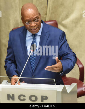 Cape Town, Sud Africa. 6 Nov, 2014. Il presidente del Sudafrica Jacob Zuma risolve il Consiglio Nazionale delle province presso l'Assemblea nazionale, a Città del Capo, in Sud Africa il nov. 6, 2014. Il presidente del Sudafrica Jacob Zuma giovedì ha espresso "grave preoccupazione" sulla proliferazione di armi nel paese. Credito: DOC/Siyasanga Mbambani/Xinhua/Alamy Live News Foto Stock