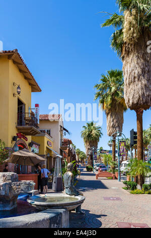 Negozi e ristoranti su S Palm Canyon Drive nel centro cittadino di Palm Springs, Riverside County, California, Stati Uniti d'America Foto Stock