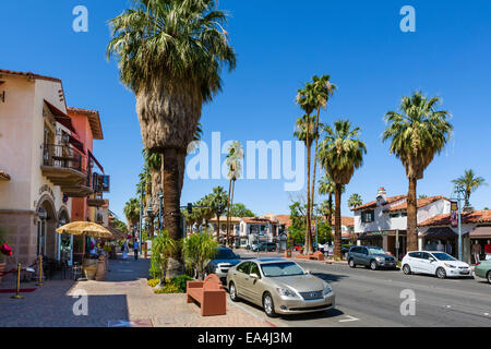 Negozi e ristoranti su S Palm Canyon Drive nel centro cittadino di Palm Springs, Riverside County, California, Stati Uniti d'America Foto Stock