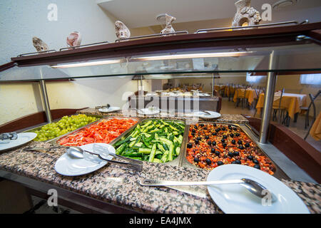 Ristorante a buffet con i vassoi con insalata presso il contatore Foto Stock