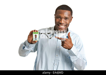 Sorridenti African American lavoratore dipendente porta badge isolato su sfondo bianco Foto Stock