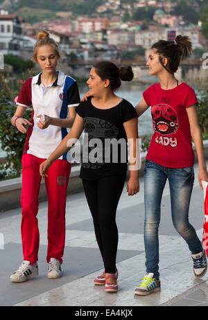 Moderno bagno turco ragazze adolescenti passeggiando in Riverside park, Amasya, Turchia Foto Stock