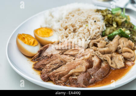 Khao Kha Mu, Thailandia cibo popolare di maiale riso del fuso a snodo. Foto Stock