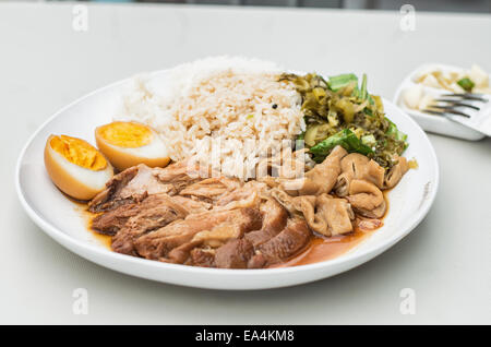 Khao Kha Mu, Thailandia cibo popolare di maiale riso del fuso a snodo. Foto Stock