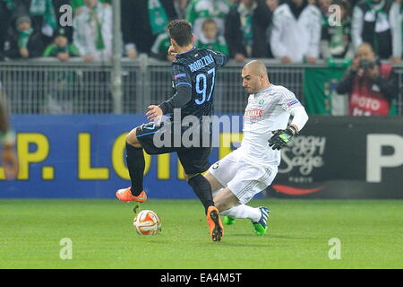 St Etienne, Francia. 6 Nov, 2014. Europa League stadi di gruppo. St Etienne contro l'Inter. Stephane Ruffier (Saint etienne) sfide Federico Bonazzoli (Inter Milan) Credito: Azione Sport Plus/Alamy Live News Foto Stock