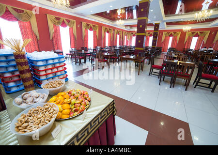 Ristorante a buffet con i vassoi con insalata presso il contatore Foto Stock