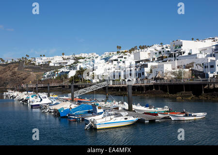 Barche nel porto di Puerto del Carmen, Lanzarote, Isole Canarie, Spagna Foto Stock