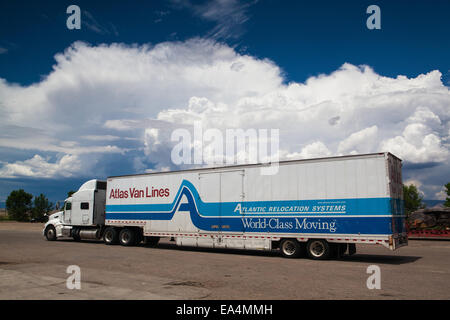 UTAH, STATI UNITI D'AMERICA - luglio 18,2013: il tipico americano carrello su un posto di parcheggio prima di tempesta pesante nello Utah, luglio 18, 2013 Foto Stock