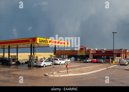 WYOMING,USA - Luglio: 27,2013 americal tipica stazione di benzina vicino al Denver prima della tempesta pesanti. Foto Stock