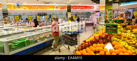 People shopping nel supermercato, Puerto del Carmen, Lanzarote, Isole Canarie, Spagna Foto Stock