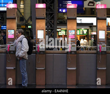 Francoforte, Germania. 6 Nov, 2014. Viaggiatori soggiorno presso la stazione ferroviaria principale durante la quattro giorni di sciopero da parte dei GDL macchinisti la manodopera europea a Francoforte in Germania, su nov. 6, 2014. L'attuale sciopero che interessa ai passeggeri di viaggiare su tutto il territorio nazionale dal giovedì alla domenica, sarà il più lungo se fatto come previsto nella storia di stato tedesco vettore ferroviario Deutsche Bahn, che è in un modo sempre più aspra controversia su salari e ore di lavoro con il GDL. © Luo Huanhuan/Xinhua/Alamy Live News Foto Stock