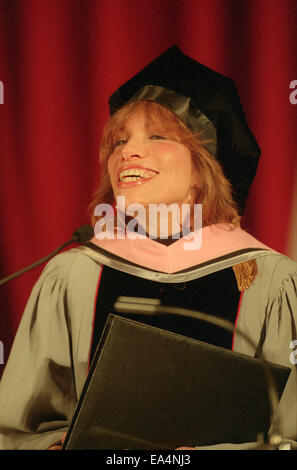 1 maggio 1998 - Boston, Massachusetts, STATI UNITI - L'icona del pop cantante Carly Simon, indossando un cappello e camice come lei mani dottore honoris causa della musica gradi per studenti. Ha anche ricevuto un dottorato onorario in grado di musica dopo aver eseguito una improvvisata cappella versione di 'Anticipazione' al Berklee College of Music di Boston, MA. Una 15-pezzo orchestra degli studenti e 14 cantanti rende omaggio ai tre honorees all'inizio Concerto in la Berklee Performance Center il 1 maggio esecuzione travolgente interpretazioni da loro songbooks. Poco prima che il concerto si è concluso, Simon ha lasciato il suo posto e unito th Foto Stock