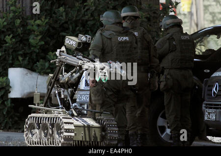 Santiago del Cile. 6 Nov, 2014. Membri delle forze di polizia per le operazioni speciali Gruppo(GOPE, per il suo acronimo in spagnolo) lavori in zona dove un dispositivo esplosivo era situato tra San Jaoquin Pedrero e dalle stazioni della metropolitana di Santiago, capitale del Cile, su nov. 6, 2014. I membri di Gope ha trovato un dispositivo esplosivo in uno dei pilastri si trova tra San Jaoquin Pedrero e Linea 5 stazioni della metropolitana. Il servizio di metropolitana è stato sospeso per 45 minuti e il traffico veicolare è stata influenzata anche nelle vicine rotte. © Hans Scott/AGENCIA ONU/Xinhua/Alamy Live News Foto Stock