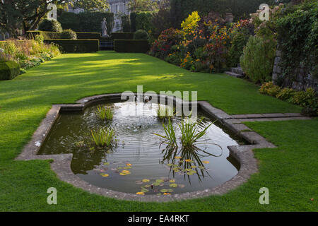 Nel tardo pomeriggio la luce su giardini paesaggistici di Plas Newydd Country House e giardini, Anglesey, Galles del Nord, Regno Unito Foto Stock