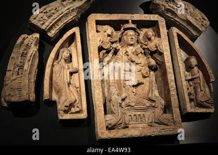 Timpano romanico da St George Basilica al Castello di Praga a Praga, Repubblica Ceca. Foto Stock