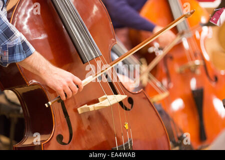 La mano e le dita la riproduzione di un contrabbasso. Foto Stock