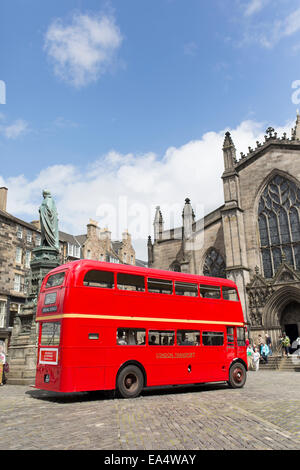 Un double decker rosso vintage London bus a un matrimonio, al di fuori della cattedrale di St Giles a Edimburgo, Scozia. Foto Stock