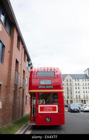 Il retro di un rosso vintage London bus a un matrimonio. Foto Stock