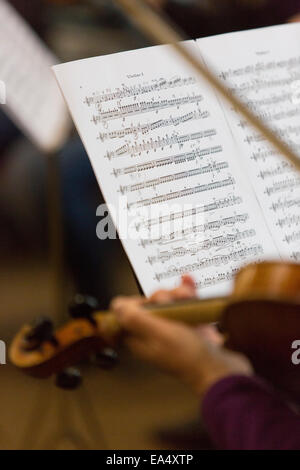 La musica classica notazione scritta su un music stand. Foto Stock