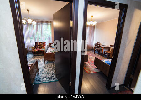 Elegante design interno casa del soggiorno con commode in legno, specchio,  poltrona e accessori eleganti. Arredamento classico per la casa Foto stock  - Alamy