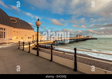 Tramonto a Worthing Pier, West Sussex, in Inghilterra. Foto Stock