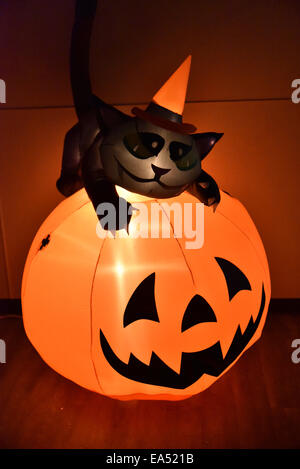 Un gonfiabile di zucca di Halloween con un gatto nero Foto Stock