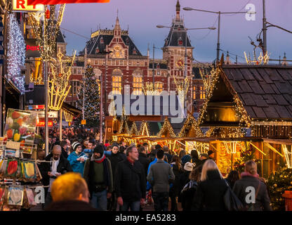 Amsterdam Mercatino di Natale sulla Damrak dalla Stazione Centrale a Piazza Dam. Ora di punta con turisti e pendolari. Foto Stock
