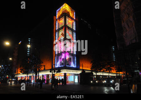 Londra, UK, 6 novembre 2014, ai negozi di Oxford street ottenere in spirito di festa mediante illuminazione e avente Xmas finestra visualizza come il Natale di Oxford street luci sono accese. Credito: JOHNNY ARMSTEAD/Alamy Live News Foto Stock