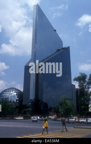 Pedoni che attraversano il Paseo de la Reforma con borsa messicana edificio o Centro Bursatil in background, Città del Messico Foto Stock