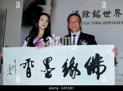 Linguetta Wei assiste suo padre e calligrafia mostra di pittura a Taipei, Taiwan, Cina il 6 novembre, 2014. Foto Stock