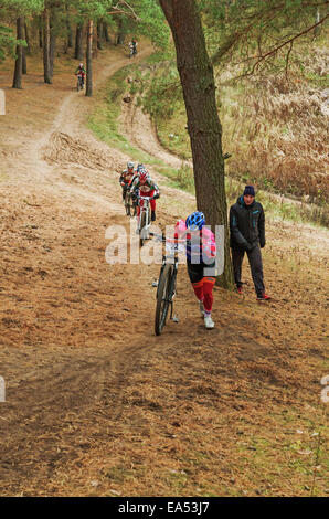 La Repubblica della Bielorussia campionato di cross-country ciclismo 19.10. 2014 - Il percorso della foresta. Le ragazze del ciclo di fase di gara. Foto Stock