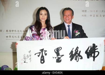 Linguetta Wei assiste suo padre e calligrafia mostra di pittura a Taipei, Taiwan, Cina il 6 novembre, 2014. Foto Stock