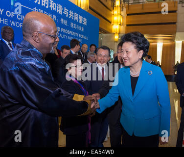 Pechino, Cina. 7 Nov, 2014. Chinese Vice Premier Liu Yandong (R) scuote le mani con i partecipanti del Forum di Pechino prima della cerimonia di apertura a Pechino Capitale della Cina, nov. 7, 2014. © Wang Ye/Xinhua/Alamy Live News Foto Stock