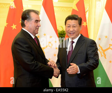 Pechino, Cina. 7 Nov, 2014. Il presidente cinese Xi Jinping (R) stringe la mano con il suo omologo tagiko Emomali Rakhmon durante i colloqui presso la Grande Sala del Popolo di Pechino, capitale della Cina, nov. 7, 2014. © Liu Jiansheng/Xinhua/Alamy Live News Foto Stock