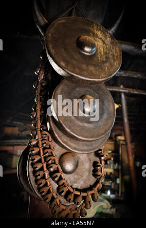 Strumenti musicali tradizionali all'interno della casa tradizionale nel villaggio di Fatumnasi, Timor centro-meridionale, Nusa Tenggara orientale, Indonesia. Foto Stock