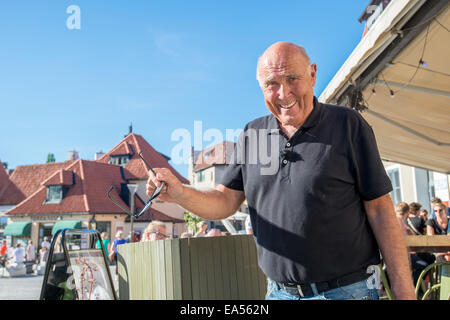 Ingvar Oldsberg dopo la registrazione di un programma TV nel borgo medievale di Visby, Svezia. Foto Stock