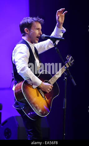 Berlino, Germania. 6 Nov, 2014. Cantante britannico James Blunt onde come egli si erge sul palco durante una performance al XVI edizione del tedesco "GQ uomini dell'anno' premi al 'Komische Oper' theatre house a Berlino, Germania, 6 novembre 2014. I riconoscimenti Riconoscimenti esponenti di spicco provenienti dal mondo del tedesco e dello spettacolo internazionale, società, sport, poltics, della moda e della cultura. Foto: Jens Kalaene/dpa/Alamy Live News Foto Stock