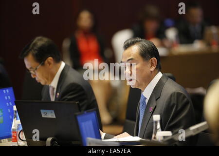 Pechino, Cina. 7 Nov, 2014. Il ministro degli Affari Esteri cinese Wang Yi risolve il ventiseiesimo APEC Riunione Ministeriale presso il China National Convention Center di Pechino, Cina, nov. 7, 2014. (Xinhua/Zhang Yuwei)(hdt) Credito: Xinhua/Alamy Live News Foto Stock