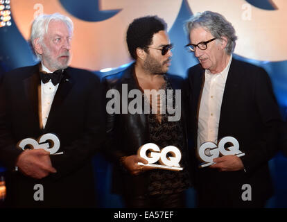 Berlino, Germania. 6 Nov, 2014. Awardees attore canadese Donald Sutherland (L-R), US cantante Lenny Kravitz e British fashion designer e imprenditore Paul Smith mostrano il loro GQ awards durante la XVI edizione del tedesco "GQ uomini dell'anno' premi al 'Komische Oper' theatre house a Berlino, Germania, 6 novembre 2014. I riconoscimenti Riconoscimenti esponenti di spicco provenienti dal mondo del tedesco e dello spettacolo internazionale, società, sport, poltics, della moda e della cultura. Foto: Jens Kalaene/dpa/Alamy Live News Foto Stock