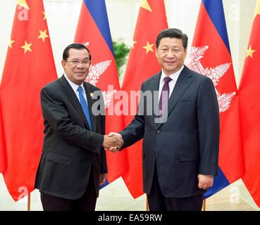 Pechino, Cina. 7 Nov, 2014. Il presidente cinese Xi Jinping (R) incontra il primo ministro cambogiano Hun Sen presso la Grande Sala del Popolo di Pechino, capitale della Cina, nov. 7, 2014. © Wang Ye/Xinhua/Alamy Live News Foto Stock