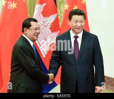 Pechino, Cina. 7 Nov, 2014. Il presidente cinese Xi Jinping (R) incontra il primo ministro cambogiano Hun Sen presso la Grande Sala del Popolo di Pechino, capitale della Cina, nov. 7, 2014. © Liu Jiansheng/Xinhua/Alamy Live News Foto Stock