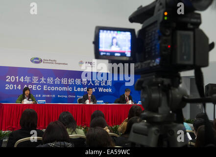 Pechino, Cina. 7 Nov, 2014. Ministero del Commercio cinese (MOFCOM) tiene una sessione di briefing presso il China National Convention Center di Pechino, Cina, nov. 7, 2014. © Luo Xiaoguang/Xinhua/Alamy Live News Foto Stock