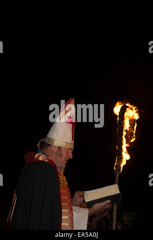 Notte dei falò Lewes, Sussex, 2014. Le preghiere sono leggere prima le celebrazioni iniziano Foto Stock