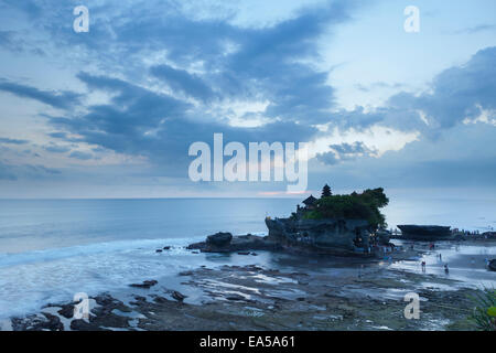 Pura Tanah Lot temple al tramonto, Bali, Indonesia Foto Stock