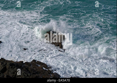 Onde che si infrangono contro il rock (Pointe du Grouin Bretagna, Francia). Foto Stock