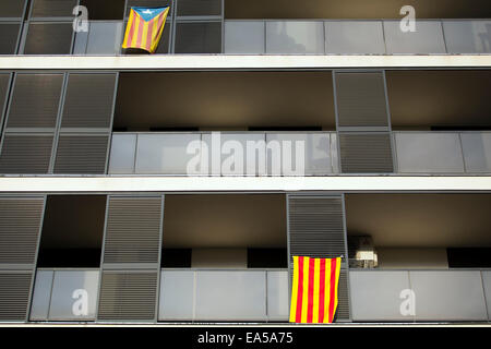Valls, Catalogna, Spagna. Un flag di Catalogna appendere su un balcone. Foto Stock