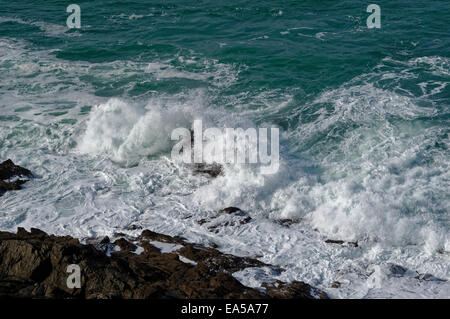 Onde che si infrangono contro il rock (Pointe du Grouin Bretagna, Francia). Foto Stock