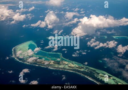 Vista aerea delle Maldive atoll e barriere coralline visto da un piano del mare Foto Stock