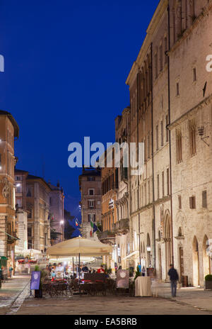 Ristoranti all'aperto sul Corso Vannucci al crepuscolo, Perugia, Umbria, Italia Foto Stock
