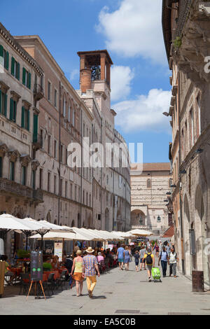 Ristoranti all'aperto sul Corso Vannucci, Perugia, Umbria, Italia Foto Stock